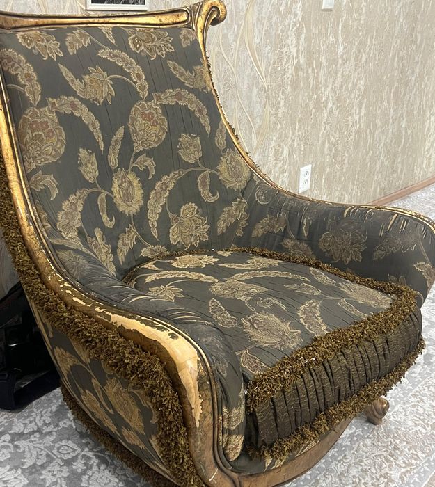 Диван дерево, золото, пух перина три два один