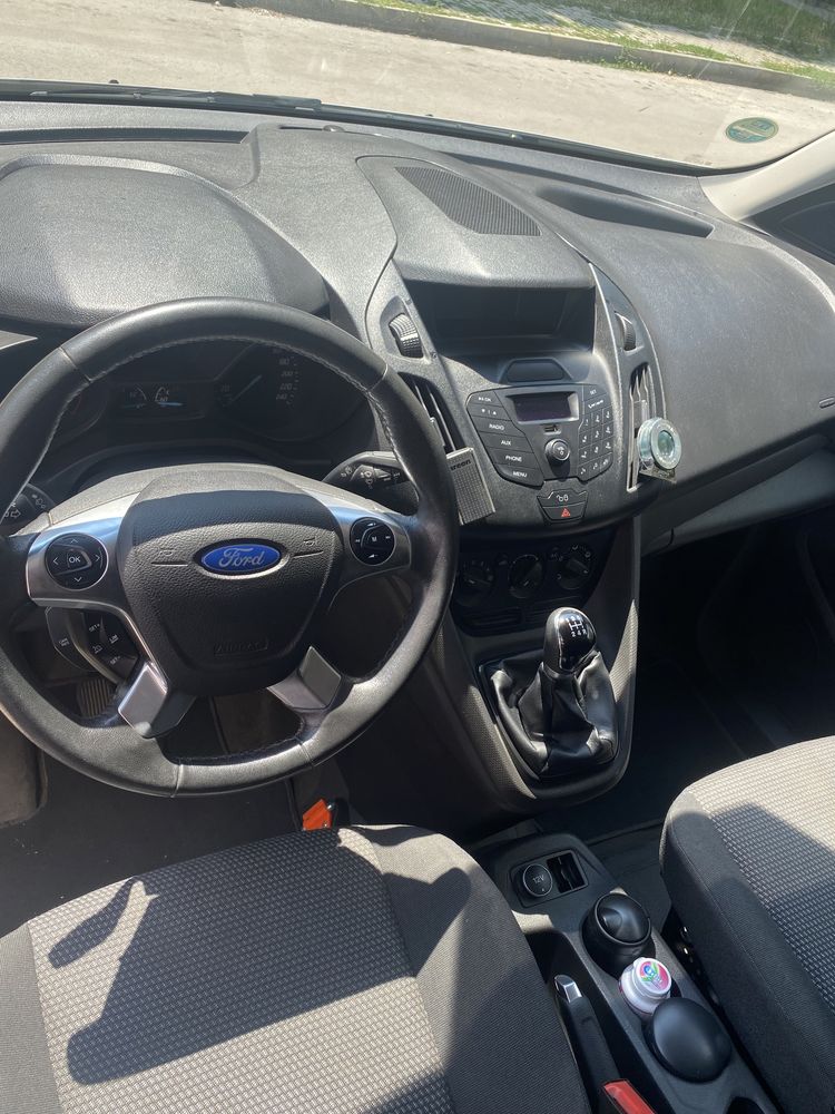 Ford connect 1.6 tdci перфектна и обслужена.