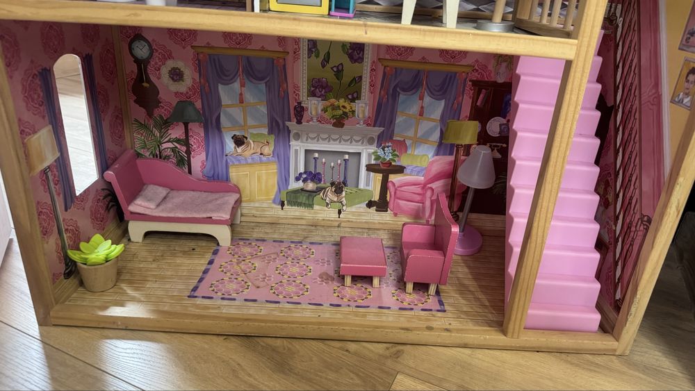 Голяма дървена къща за кукли с аксесоари към нея!