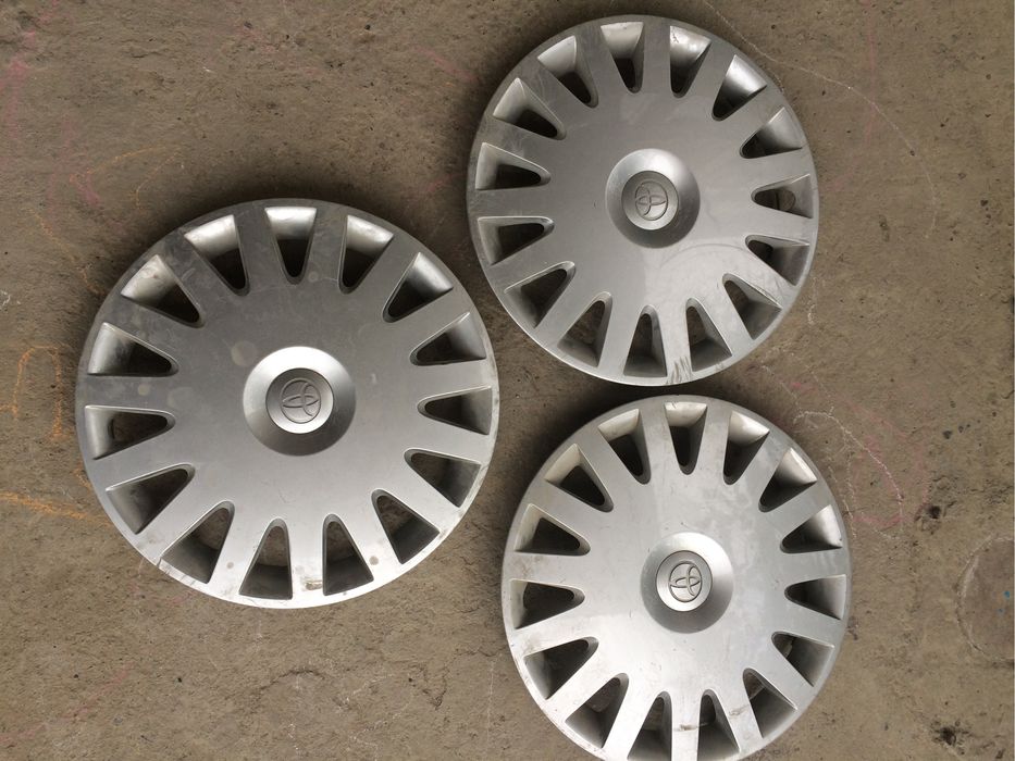 Продаю колпаки на диски автомашины Toyota Camry