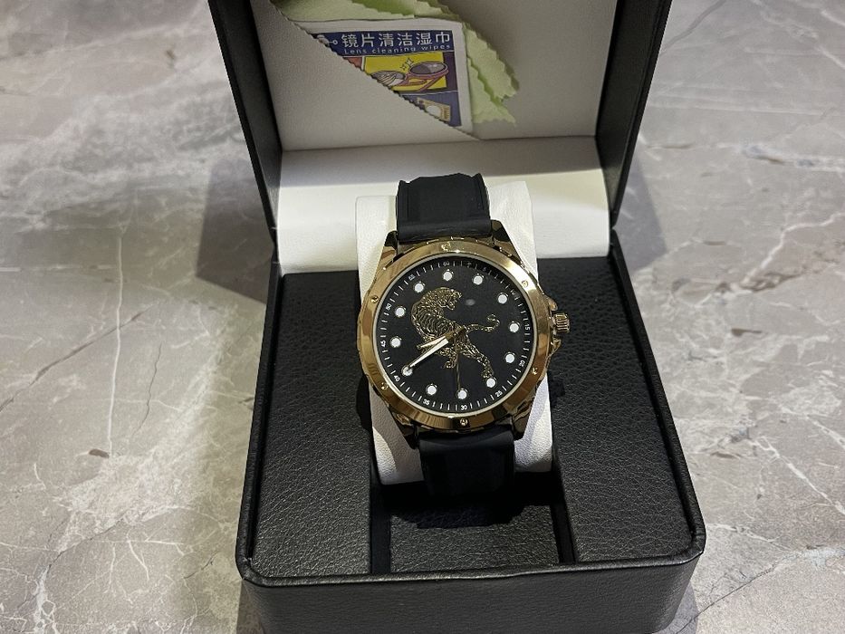 Часы позолот с гравировкой тигра