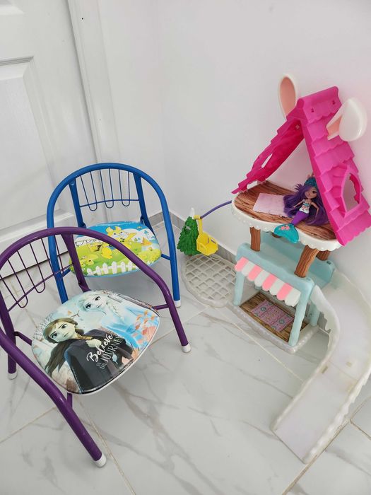 Casuta păpusi si 2 scaunele