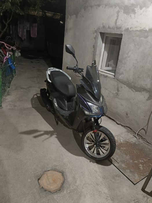 Продается скутер 150 куб