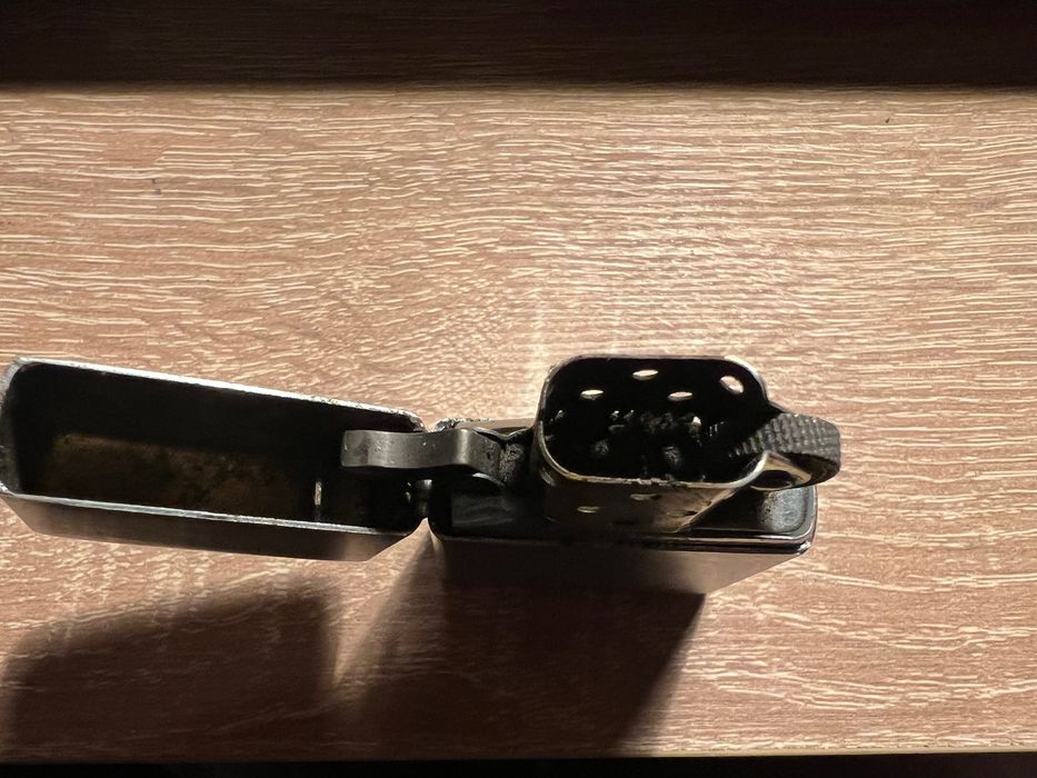 Voi vinde o brichetă de benzină Zippo cu o copertă.
