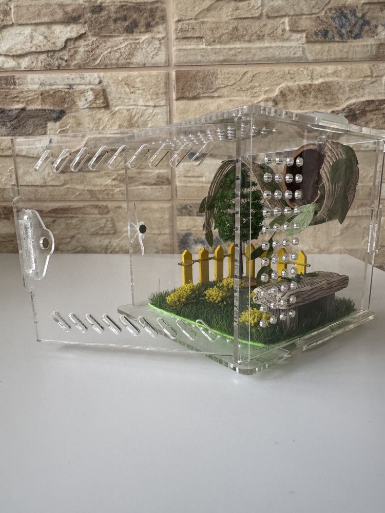 Small enclosure for insects or small reptile