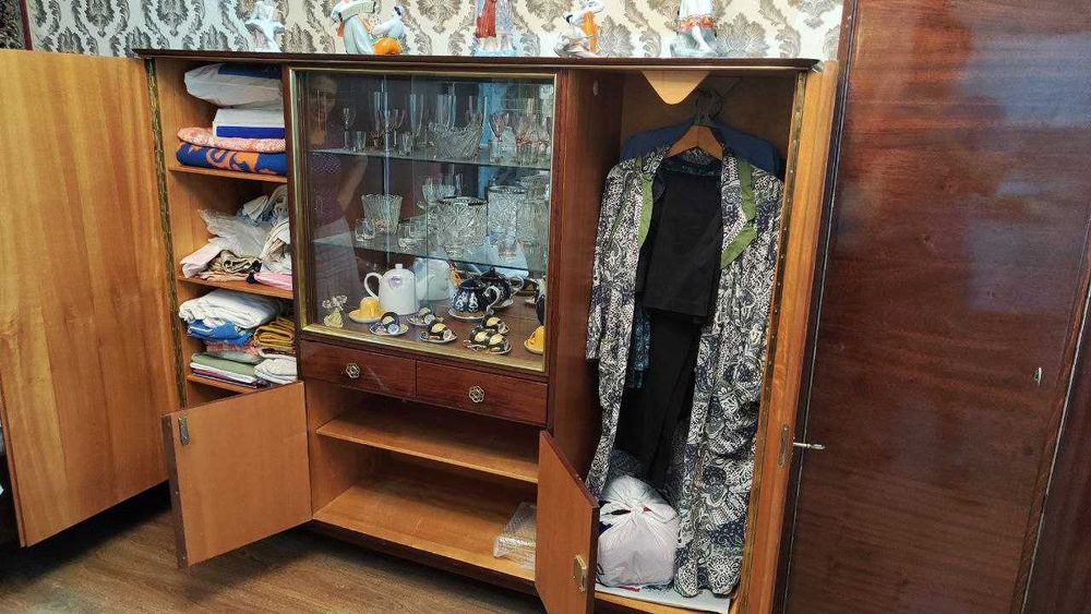 Хельга комплект - сервант и тумба, ГДР, в отличном состоянии