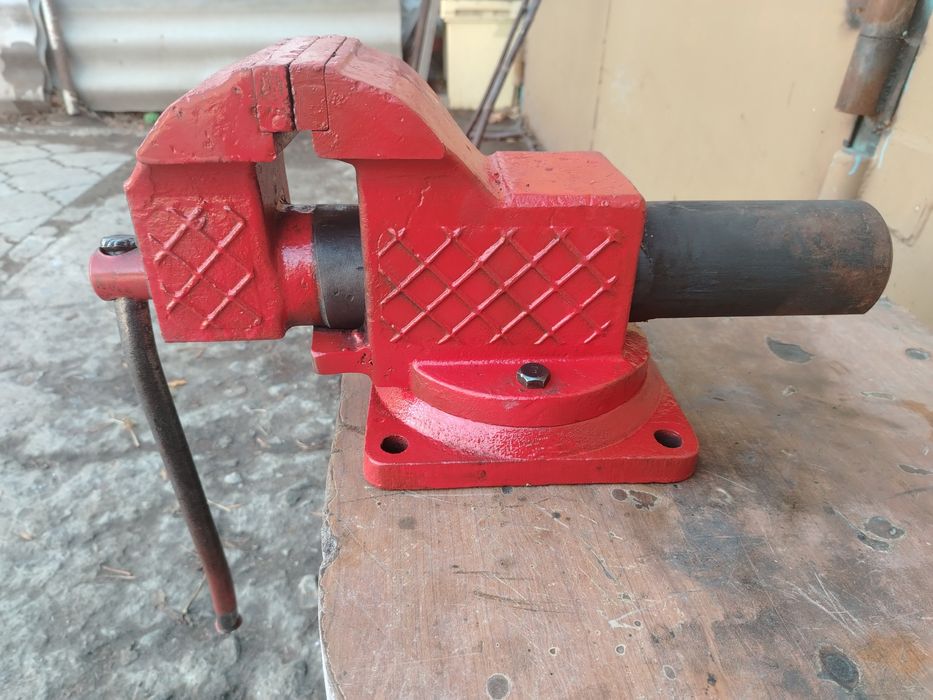 Продам  советские тиски