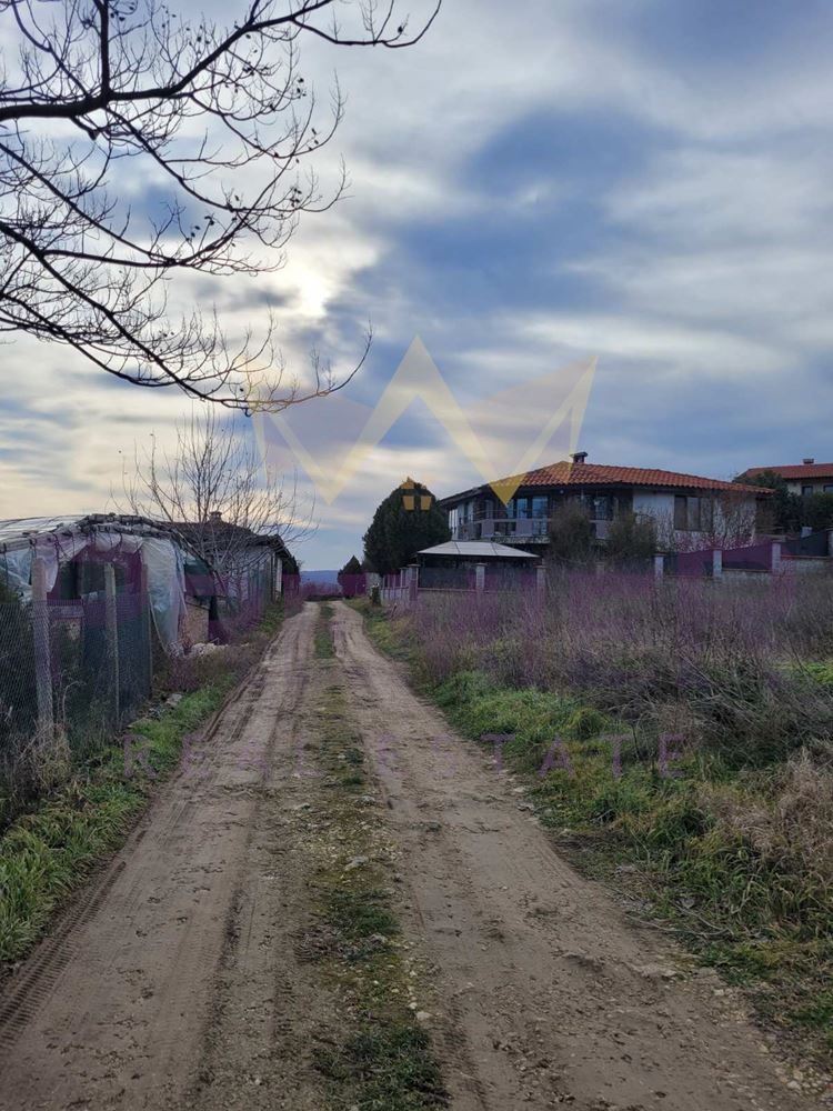 Парцел в Варна, област-с.Осеново площ 1206кв.м. цена 45000  с ток и в