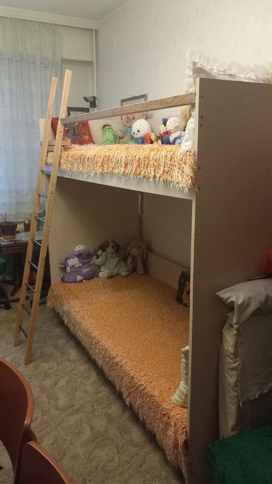Двуетажно легло и гардероби