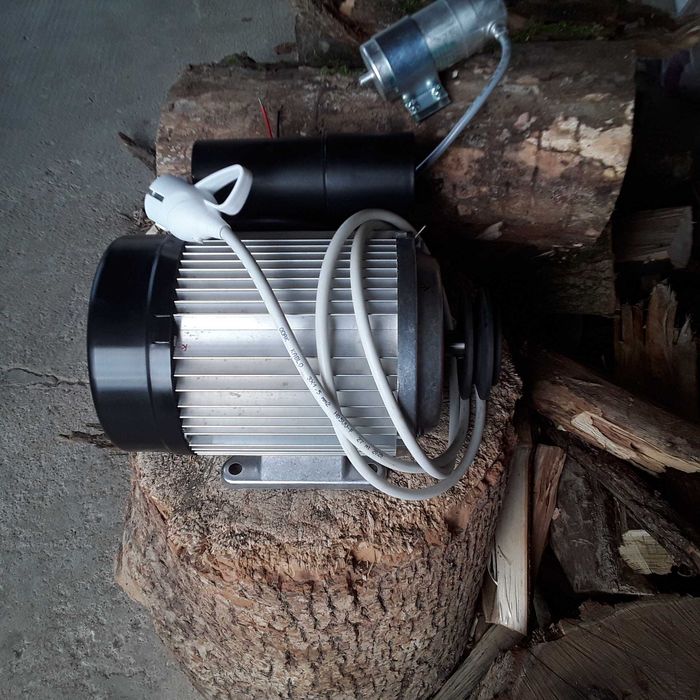 Vand schimb  Motor electric  pentru moarà macinat.  230 v.1400 rpm.