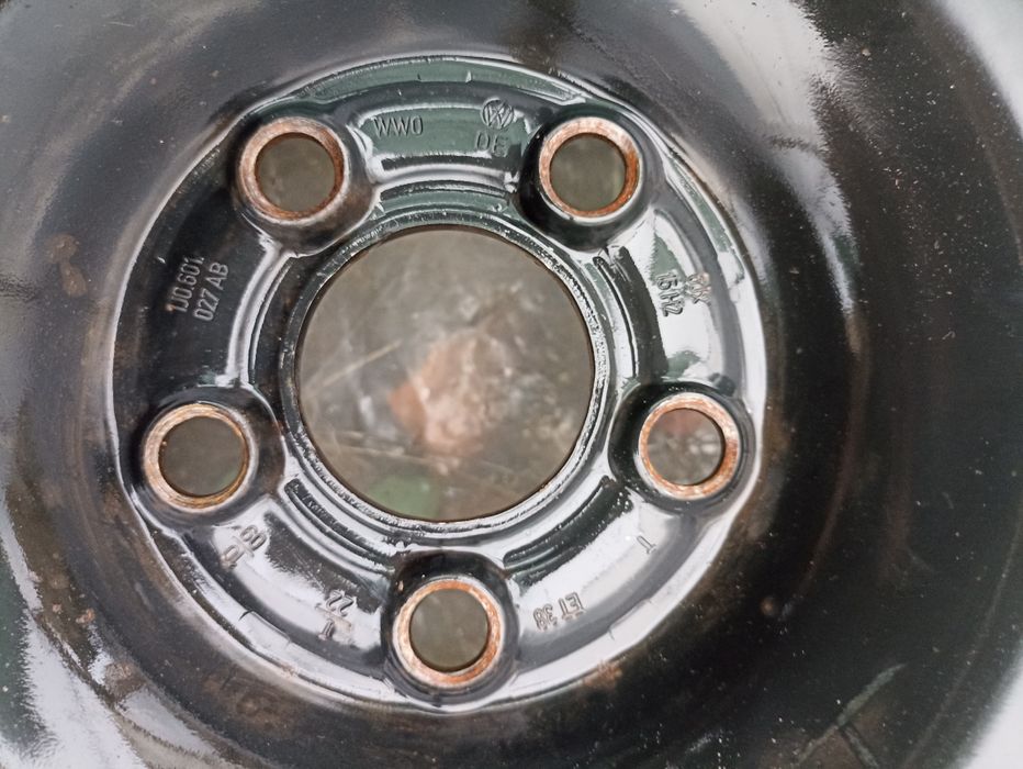 Vând set complet de 4 jante tablă org. VW, 4 anvelope iarnă, 4 capace