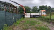 Transport materiale construcți cu camion cu macara și container
