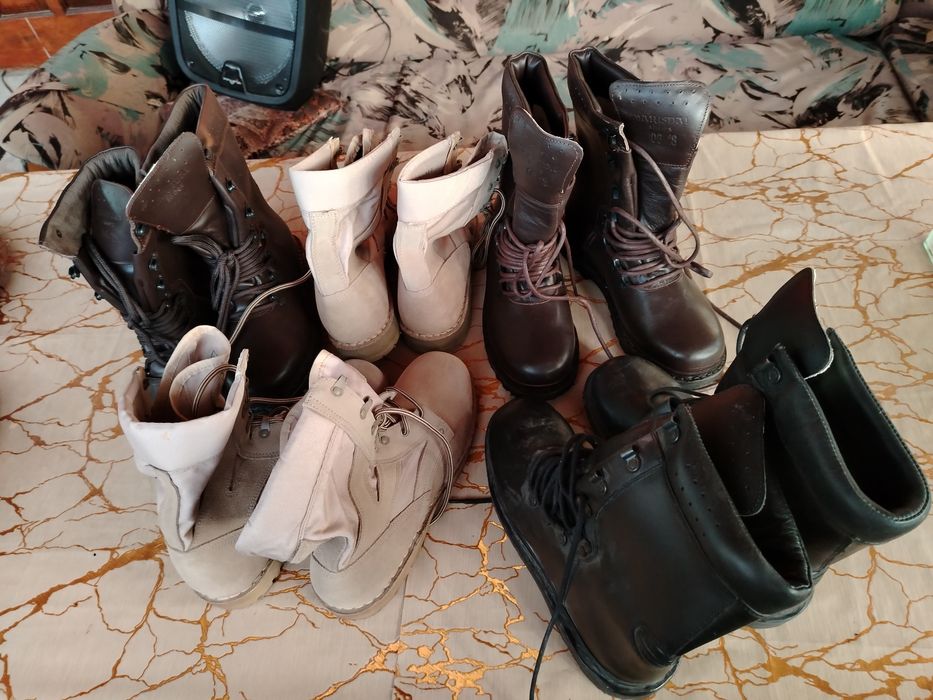 Vând bocanci militari