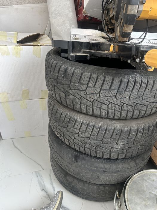 Продам 2 резины в нормальном сосстоянии 195. 65. R15