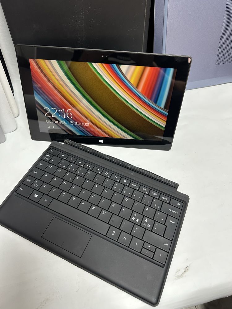 Tableta MICROSOFT Surface RT- QUAD CORE -32 Gb + tastatura cu touchpad