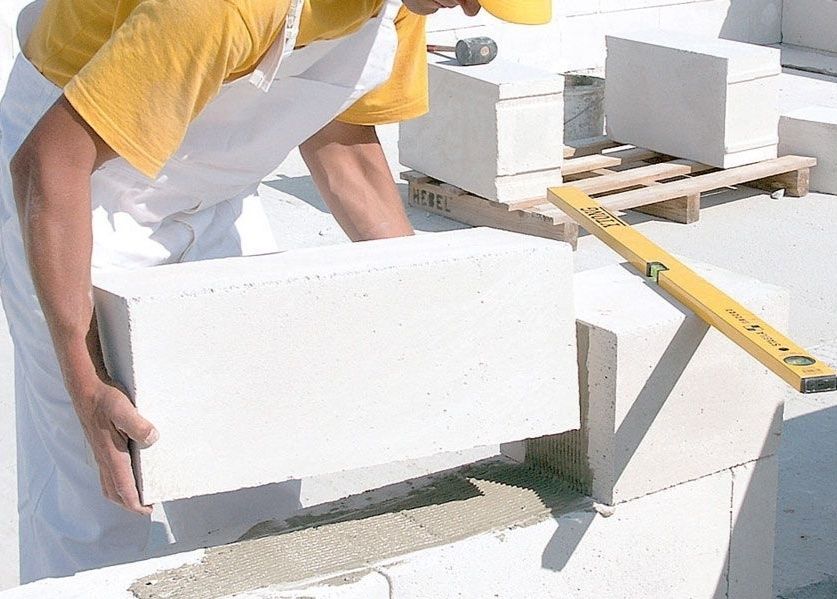 Каменщик сделает кладку из газоблока!