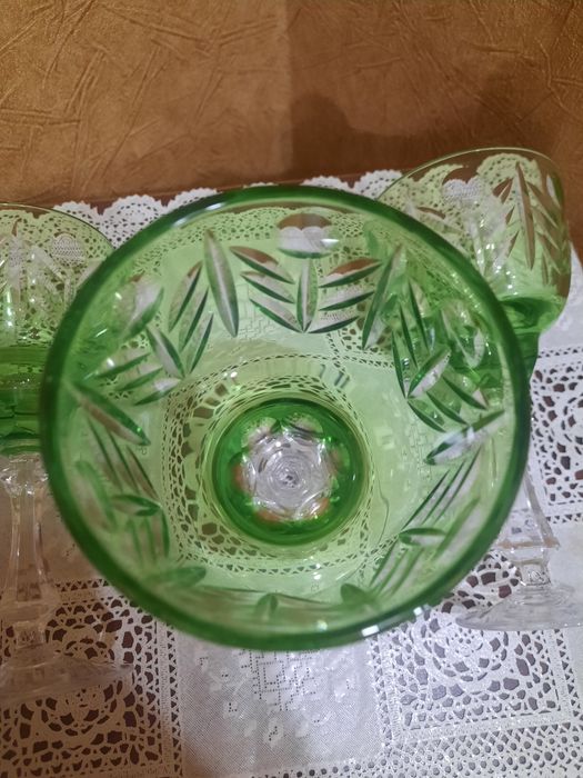 Красивые изумрудные фужеры на фигурной ножке. Цветной хрусталь. Герман