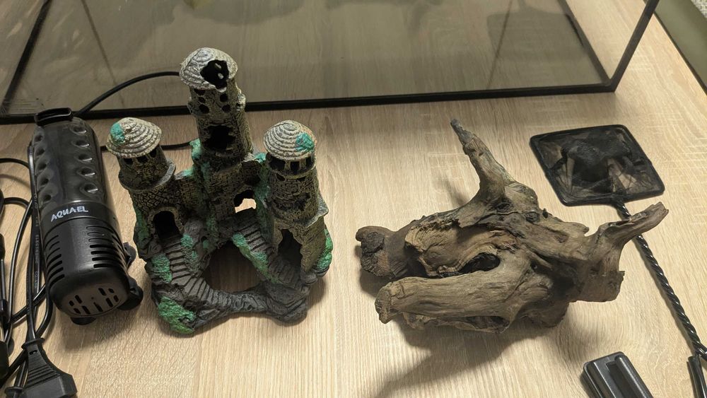 Vand acvariu Aquael cu accesorii si ornamente, bonus plante si pietris