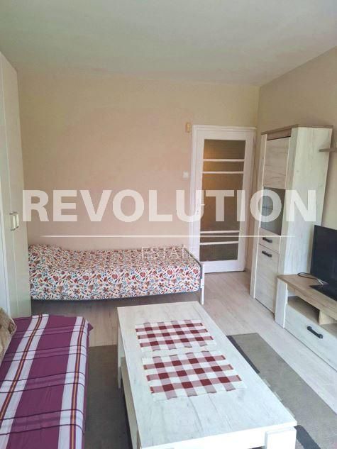 Дава се под наем Тристаен апартамент в Варна, ЖП Гара - 80 кв.м за 550 € - Снимка #1