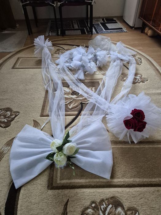 2 aranjamente de nuntă în V pentru mașină