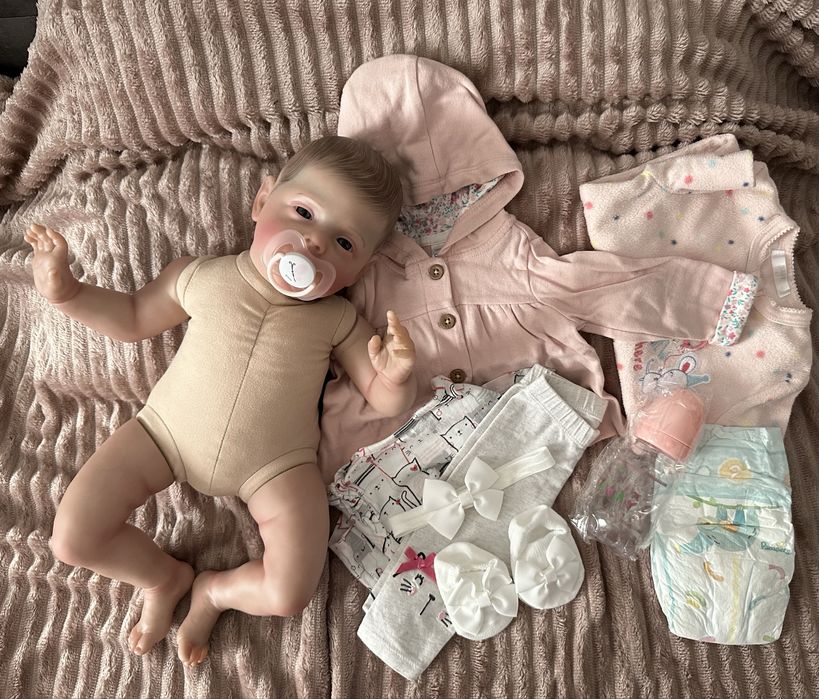 Fetita rebon papusa noua