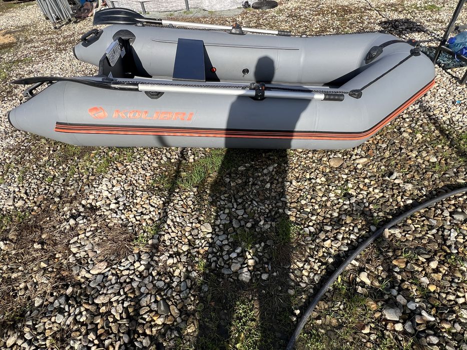 Vând barcă gonflabilă Kolibri KM 280 D cu podină full tego.