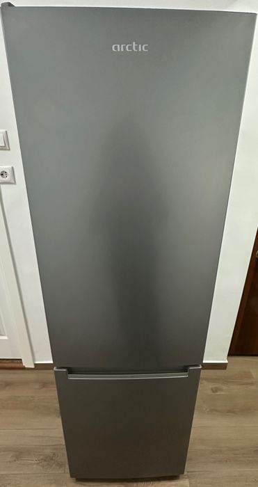CA NOUĂ Combină frigorifică Arctic AK54270M40S, 262 L, 170 cm, Clasa E