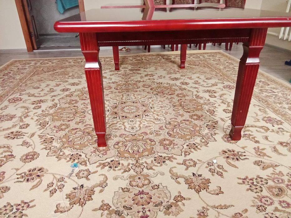 Продам стол в гостиную в хорошем состоянии звоните в любое  время суто