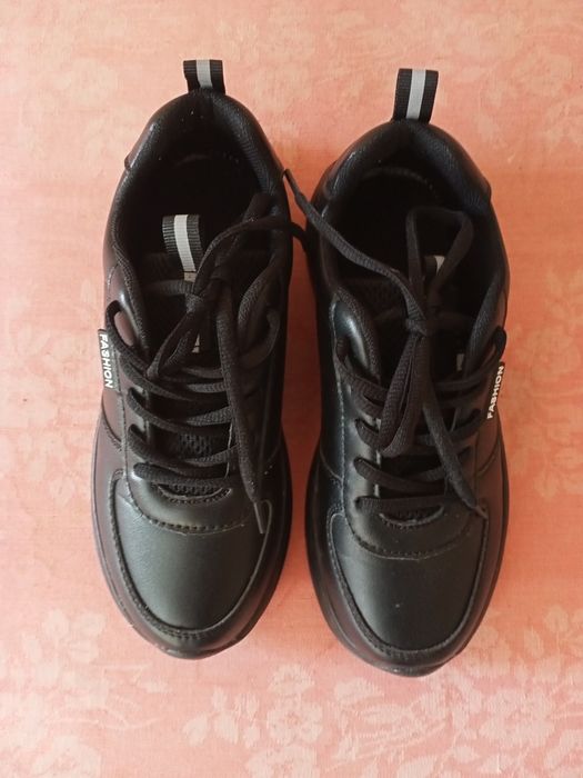 Нови дамски черни маратонки