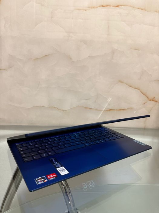 Laptop Lenovo 82XQ / Procesor Ryzen 5 7520u 2.8 Ghz / 8 DDR4 / SSD 256