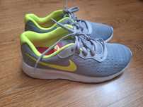 Nike Tanjun snikersi