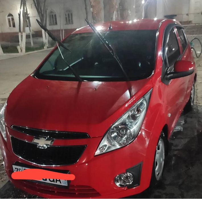Xolati yaxshi ayol kishi mingan taksi qilinmagan balonni diska quyilga