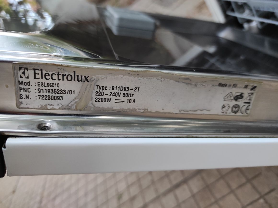 Съдомиялна машина за вграждане Electrolux 60см