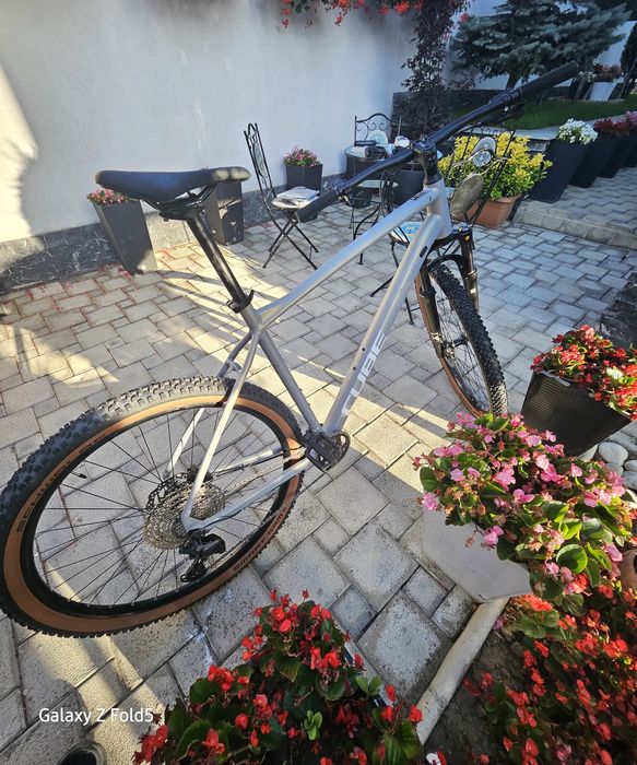 Bicicleta CUBE Attention Pro cadrul 24", roti 29" , Gri metalizat