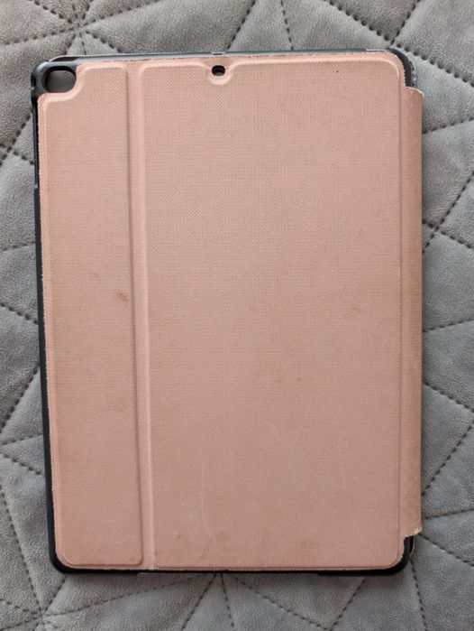 iPad (6th generation) - WiFi 
Памет - 32 GB, RAM - 2GB 
Екран -