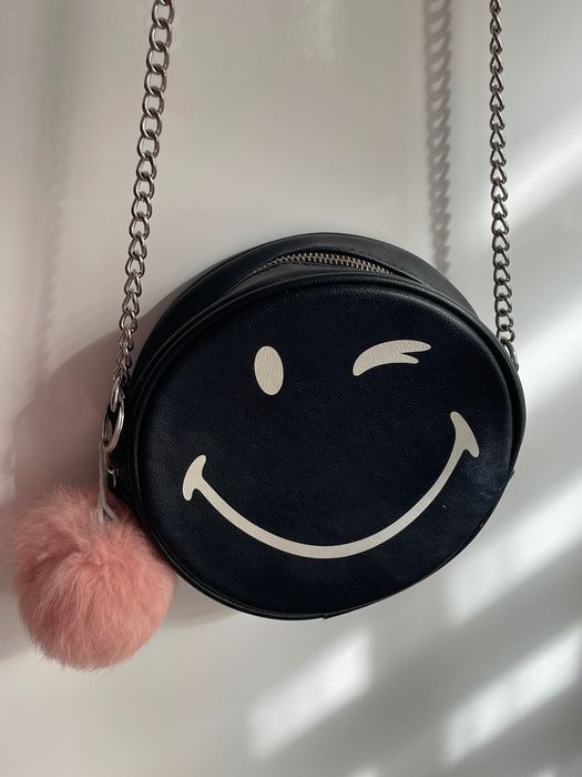 Продавам тази черна чанта + пухче