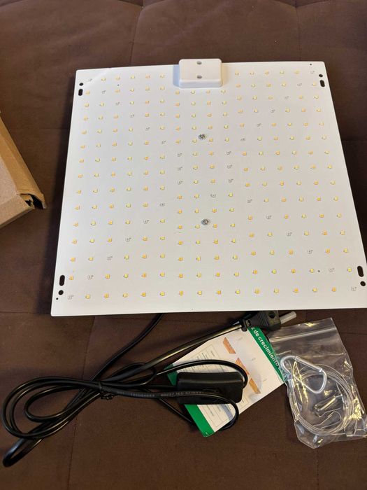 Пълен спектър LED фито лампа 30х30х3см за отглеждане на разстения