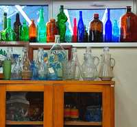 Бутылки из цветного стекла.