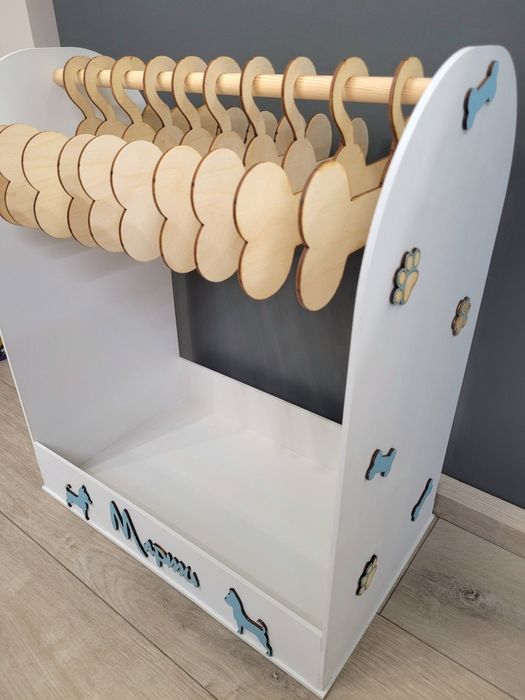 Дървена закачалка за кучешки дрешки.