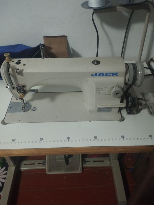 Продам швейную машину.