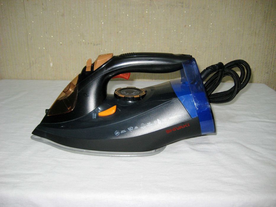 Утюг SHIVAKI 2600W идеальном рабочим почти новым состоянии!