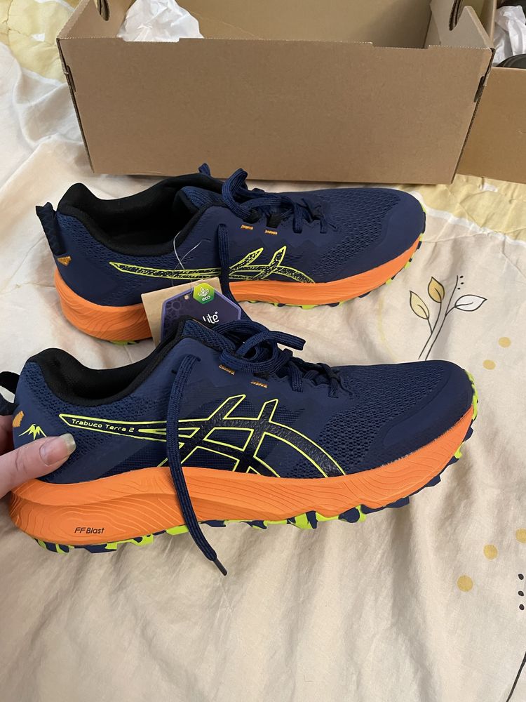 Asics чисто нови маратонки, 43 1/2 размер