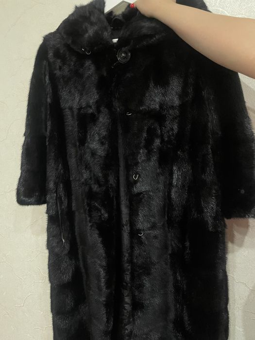 Норкова шуба, ниже колена. С капюшоном. Очень теплая. Срочно продаю