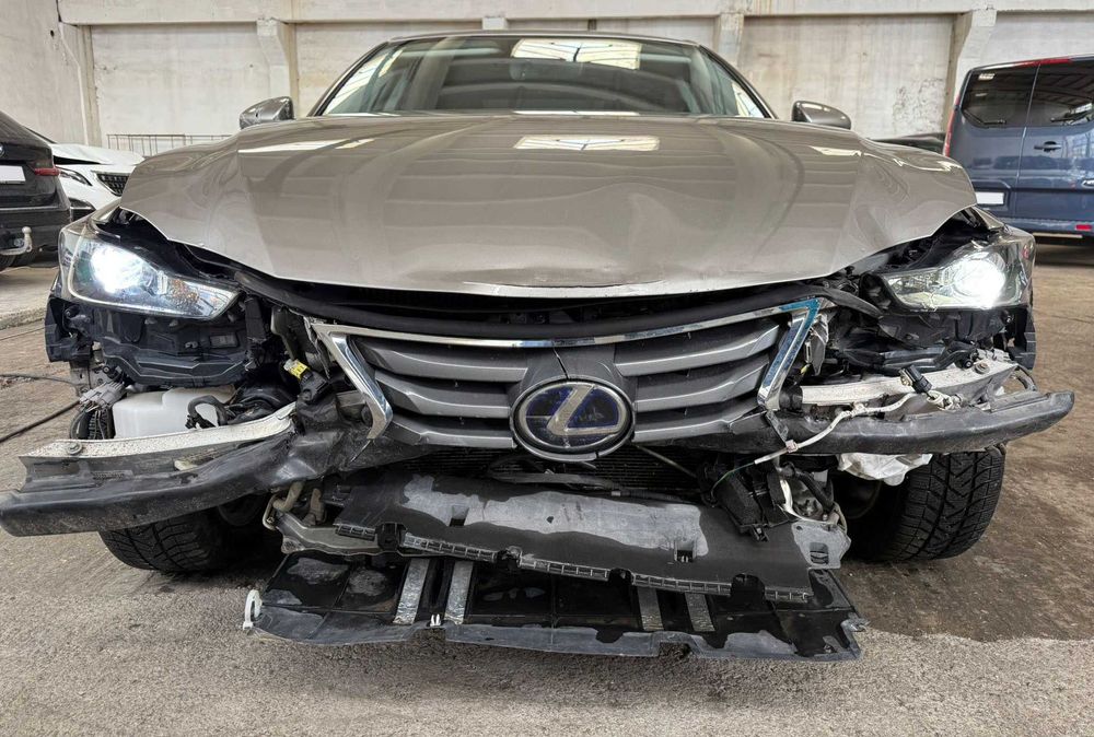 Lexus IS300h avariat