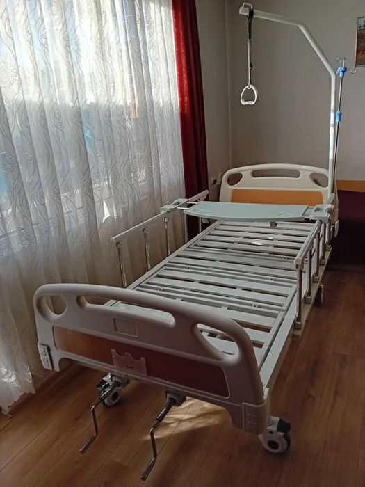 Механично болнично легло с четири секции и матрак