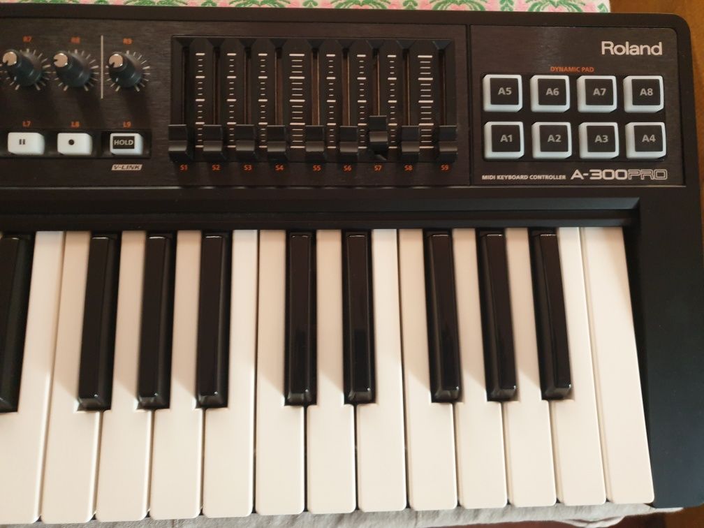 Vând midi controller Roland A-300 PRO