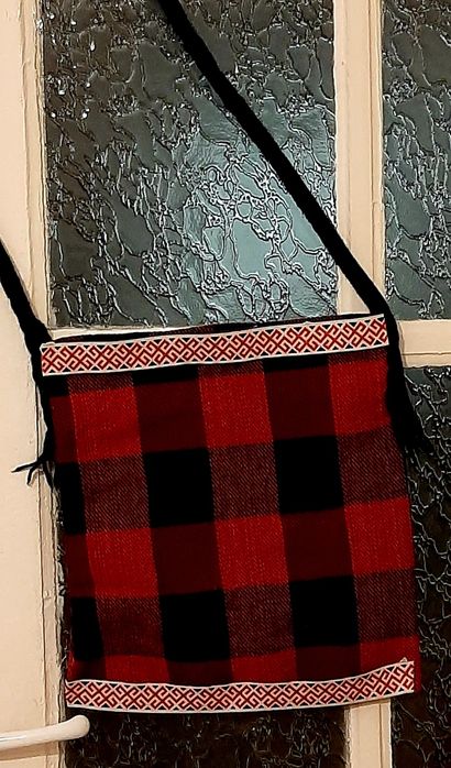 ново тюлено парче с подгъвв и нови  възглавнички за15лв