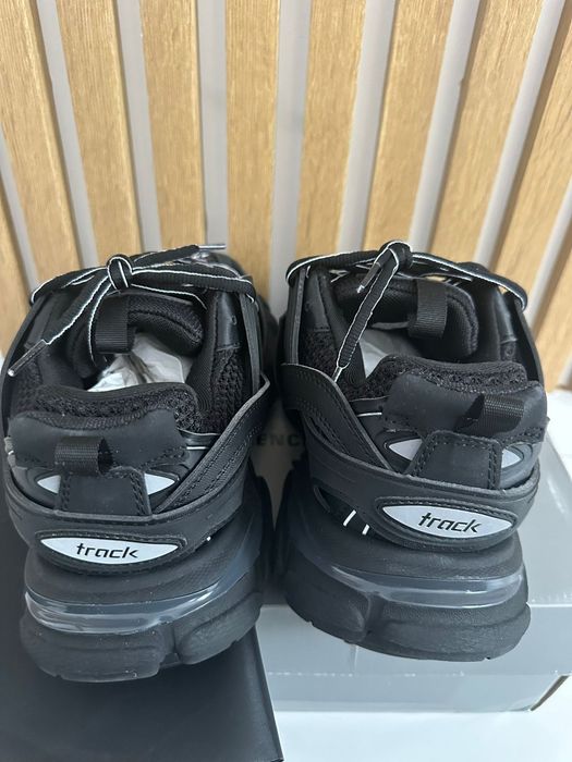 Vand Balenciaga Track negrii