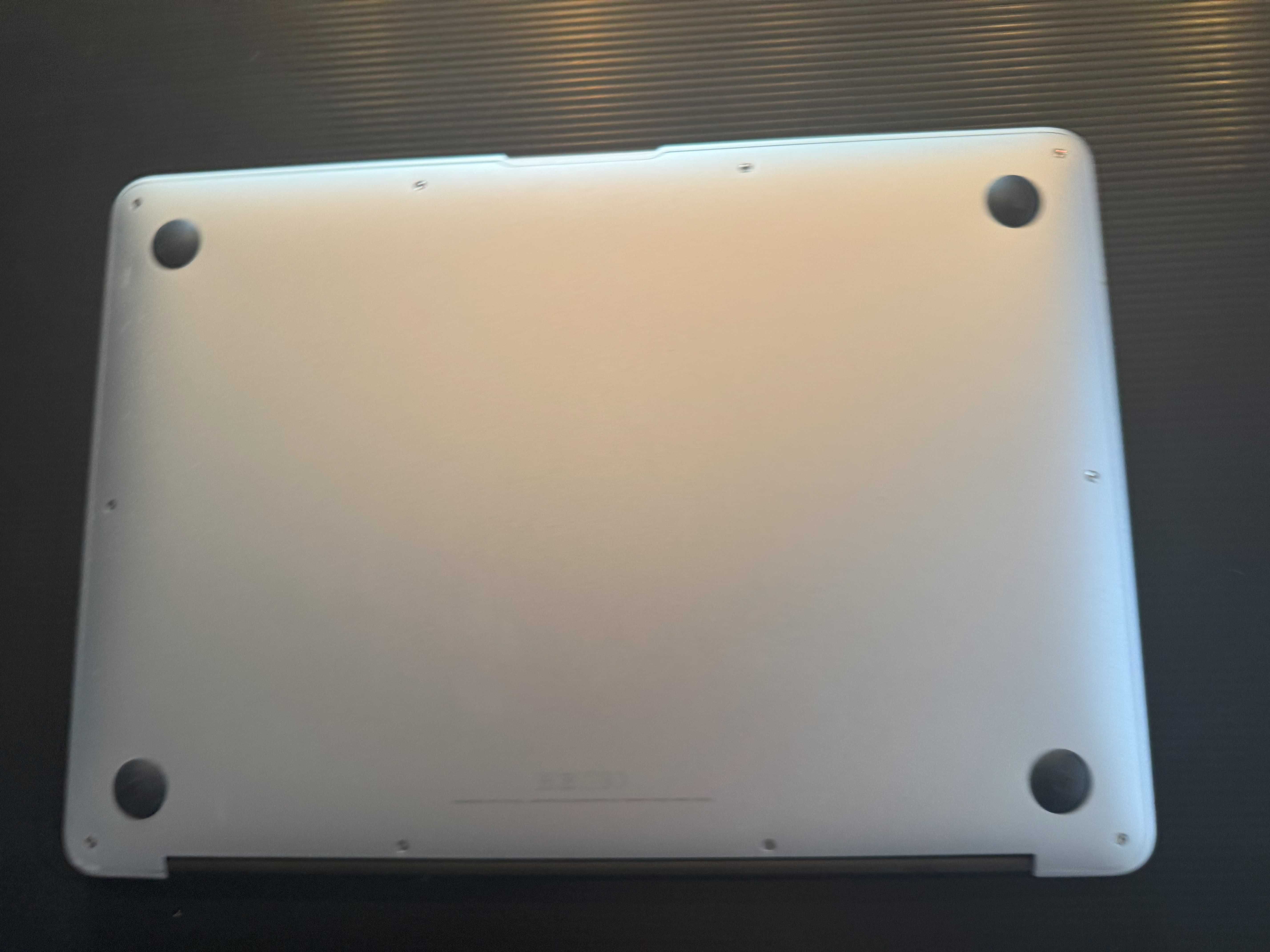 MacBook Air Silver, 13.3", 128GB SDD, 4GB RAM, WiFi