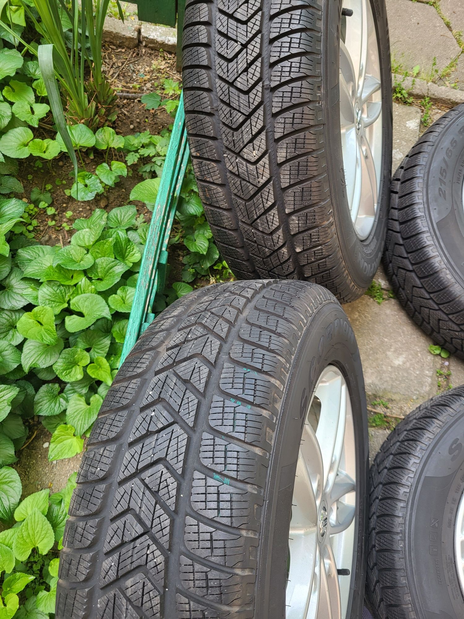 Джанти 16ки 5х114,3 със зимни гуми Pirelli Scorpion 215/65/16